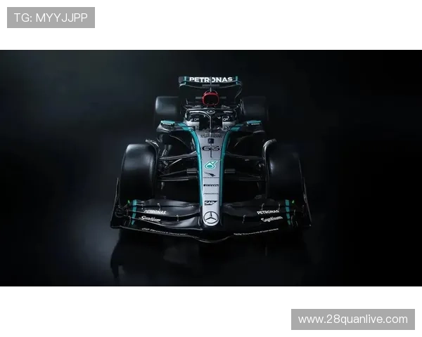 梅赛德斯新赛季表现引关注，汉密尔顿与队友竞争格局成焦点